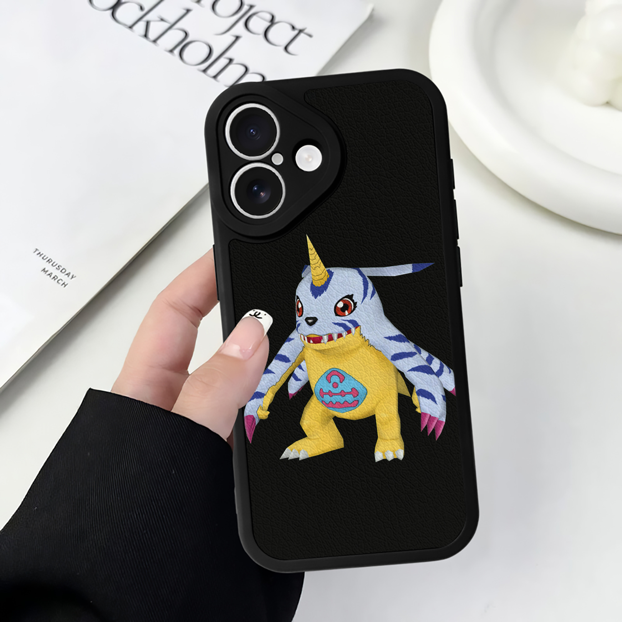 （画像用） Digimon デジタルモンスター/デジモン 【iPhone 16シリーズ対応】シリコンスマホケース（レザー調） 材質：シリコン
